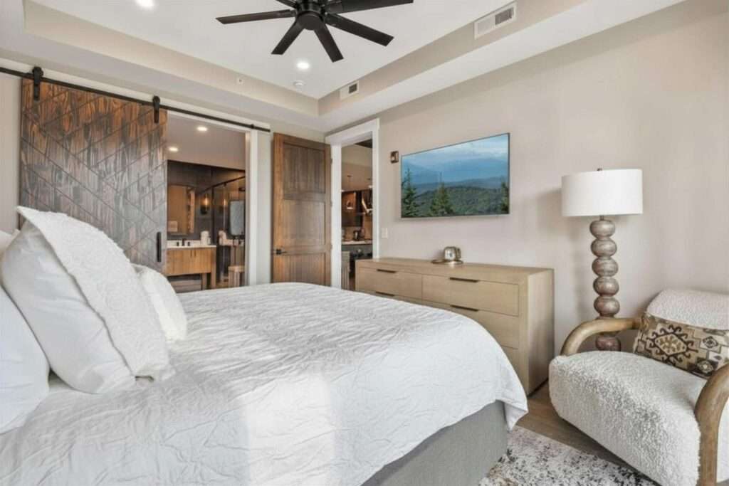 Three Bedroom Top Gatlinburg Vacation Rentals near Dollywood Great Smoky Mountains and Anakeesta Sleeps 8